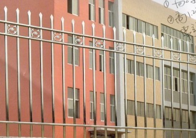 建筑护栏-安平丝网厂家生产冲孔管组装护栏 三横梁折弯护栏 加密型栏杆-建筑护栏尽.